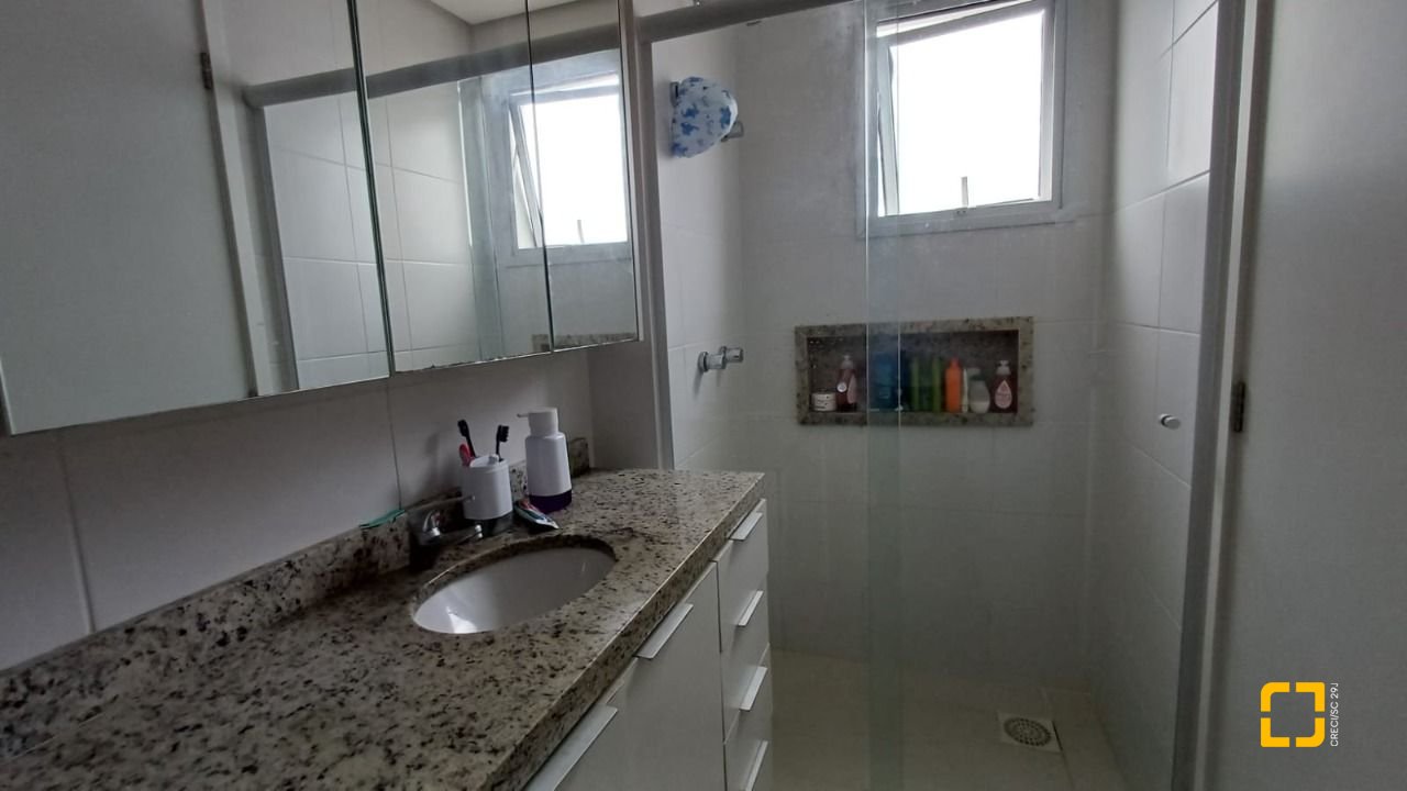 Apartamento com 94m², 5 quartos (sendo 2 suítes), 2 garagens, no bairro Corrego Grande em Florianópolis