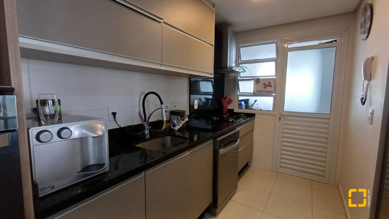 Apartamento com 94m², 5 quartos (sendo 2 suítes), 2 garagens, no bairro Corrego Grande em Florianópolis