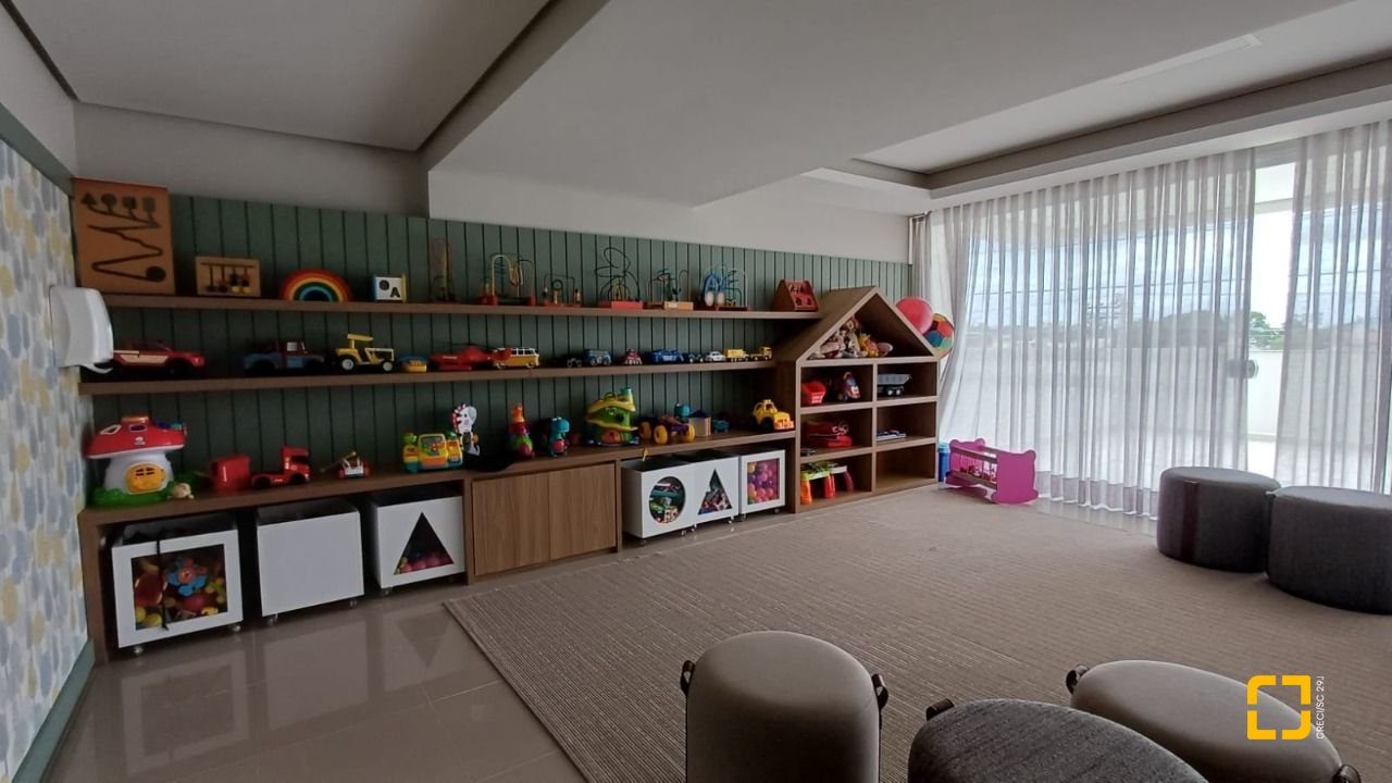 Apartamento com 94m², 5 quartos (sendo 2 suítes), 2 garagens, no bairro Corrego Grande em Florianópolis