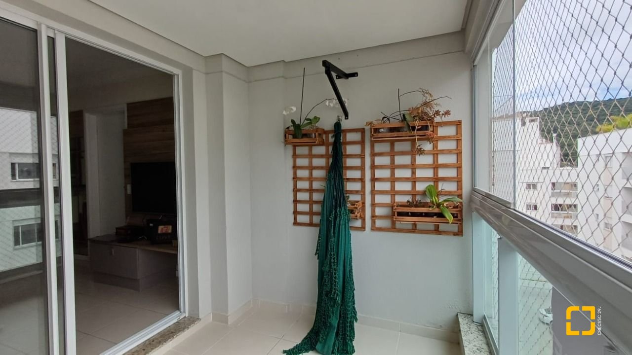 Apartamento com 94m², 5 quartos (sendo 2 suítes), 2 garagens, no bairro Corrego Grande em Florianópolis