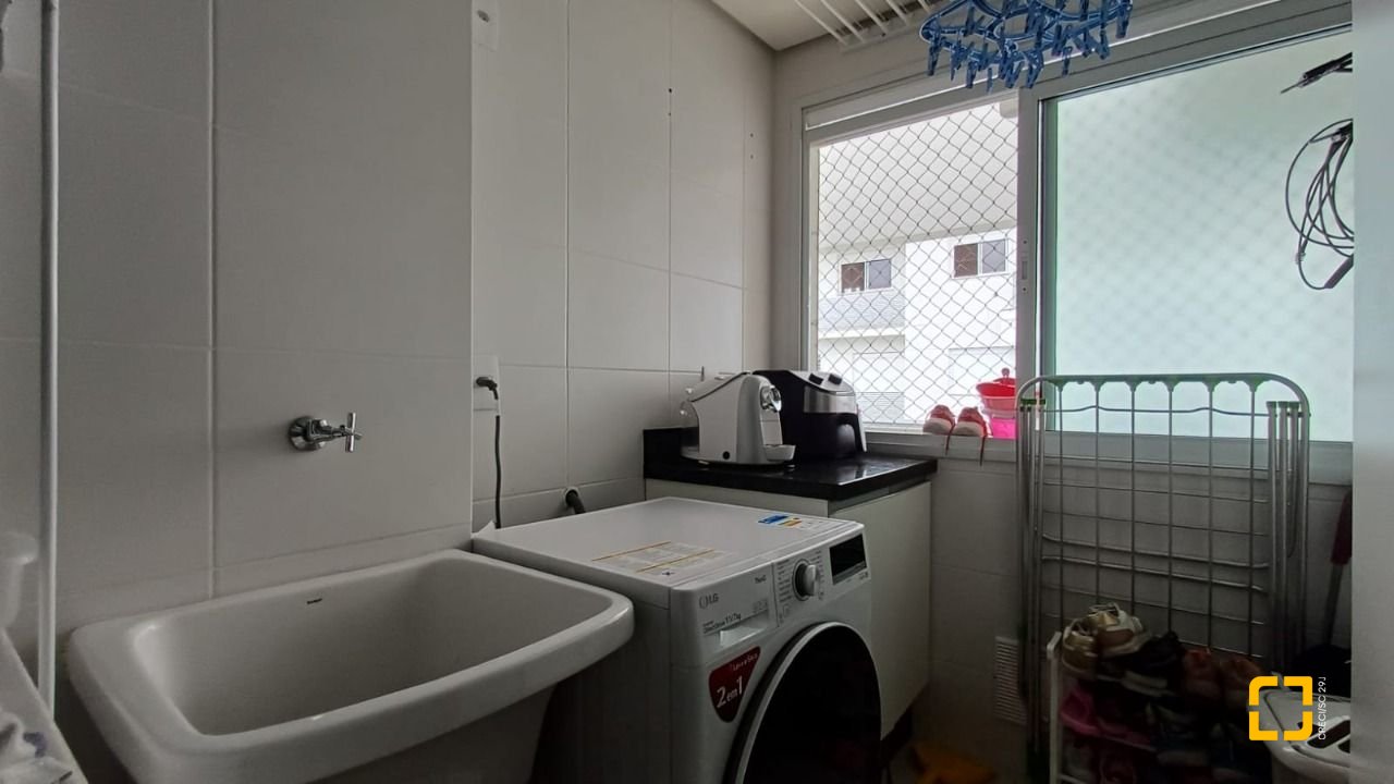 Apartamento com 94m², 5 quartos (sendo 2 suítes), 2 garagens, no bairro Corrego Grande em Florianópolis