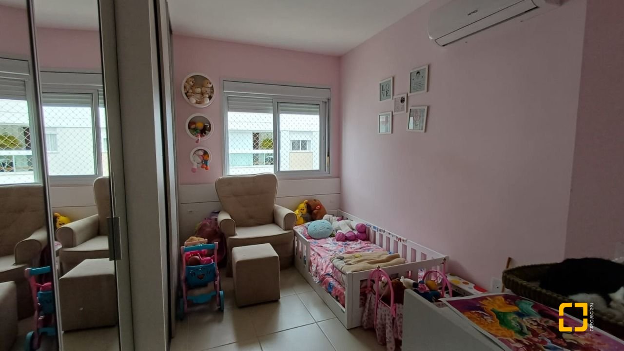 Apartamento com 94m², 5 quartos (sendo 2 suítes), 2 garagens, no bairro Corrego Grande em Florianópolis