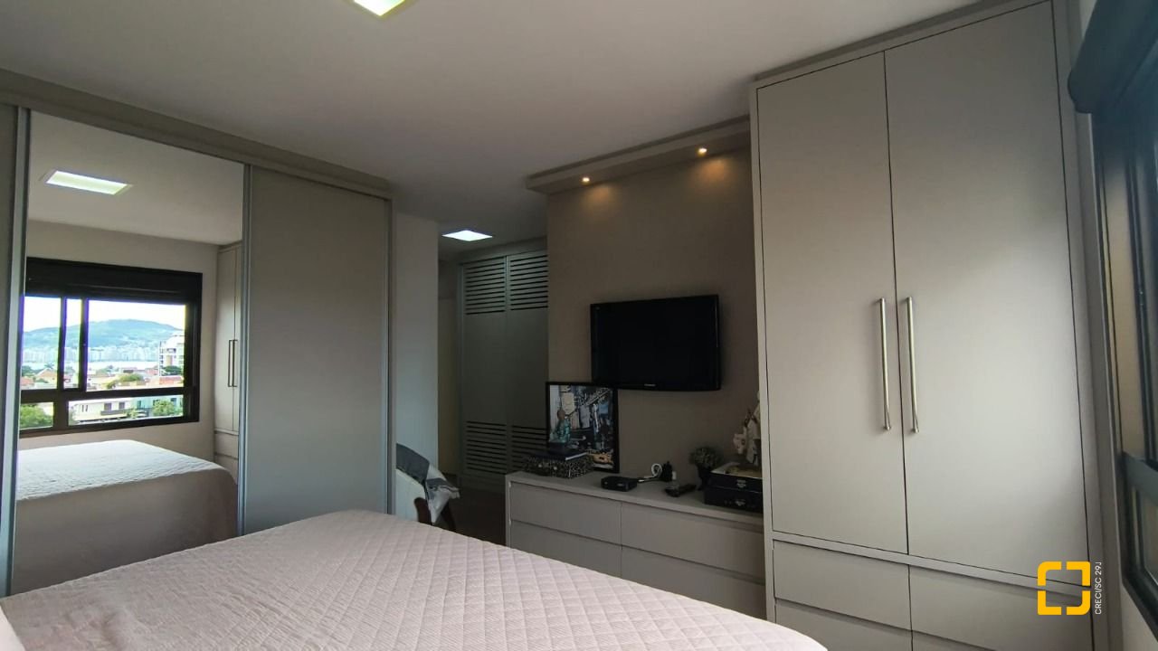 Apartamento com 146m², 6 quartos (sendo 3 suítes), 3 garagens, no bairro Balneário em Florianópolis