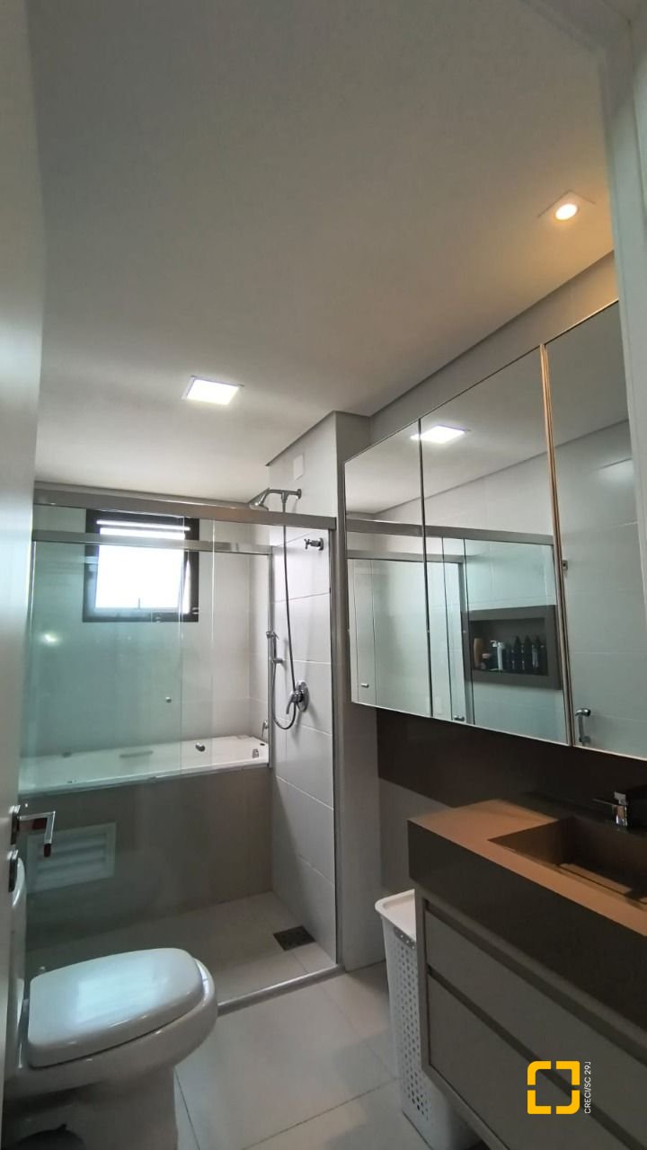 Apartamento com 146m², 6 quartos (sendo 3 suítes), 3 garagens, no bairro Balneário em Florianópolis