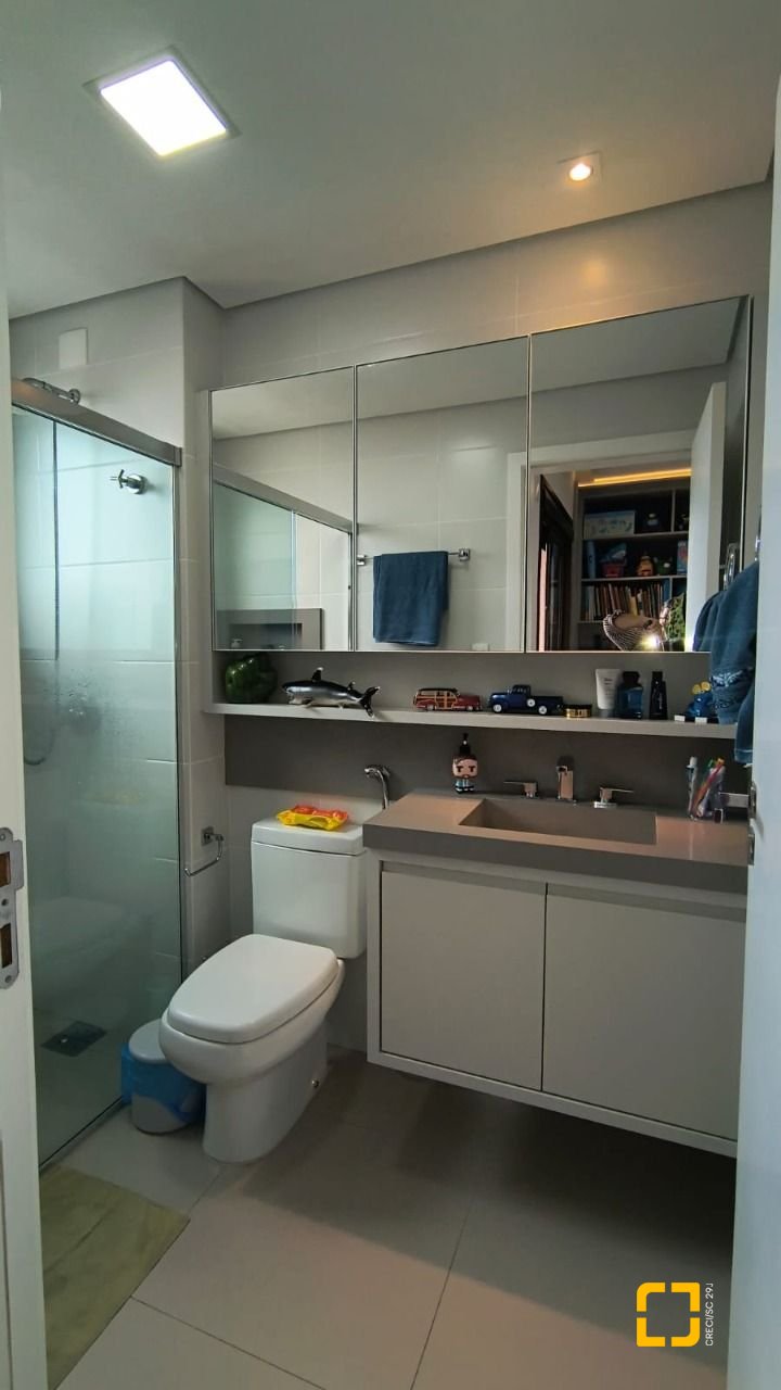 Apartamento com 146m², 6 quartos (sendo 3 suítes), 3 garagens, no bairro Balneário em Florianópolis