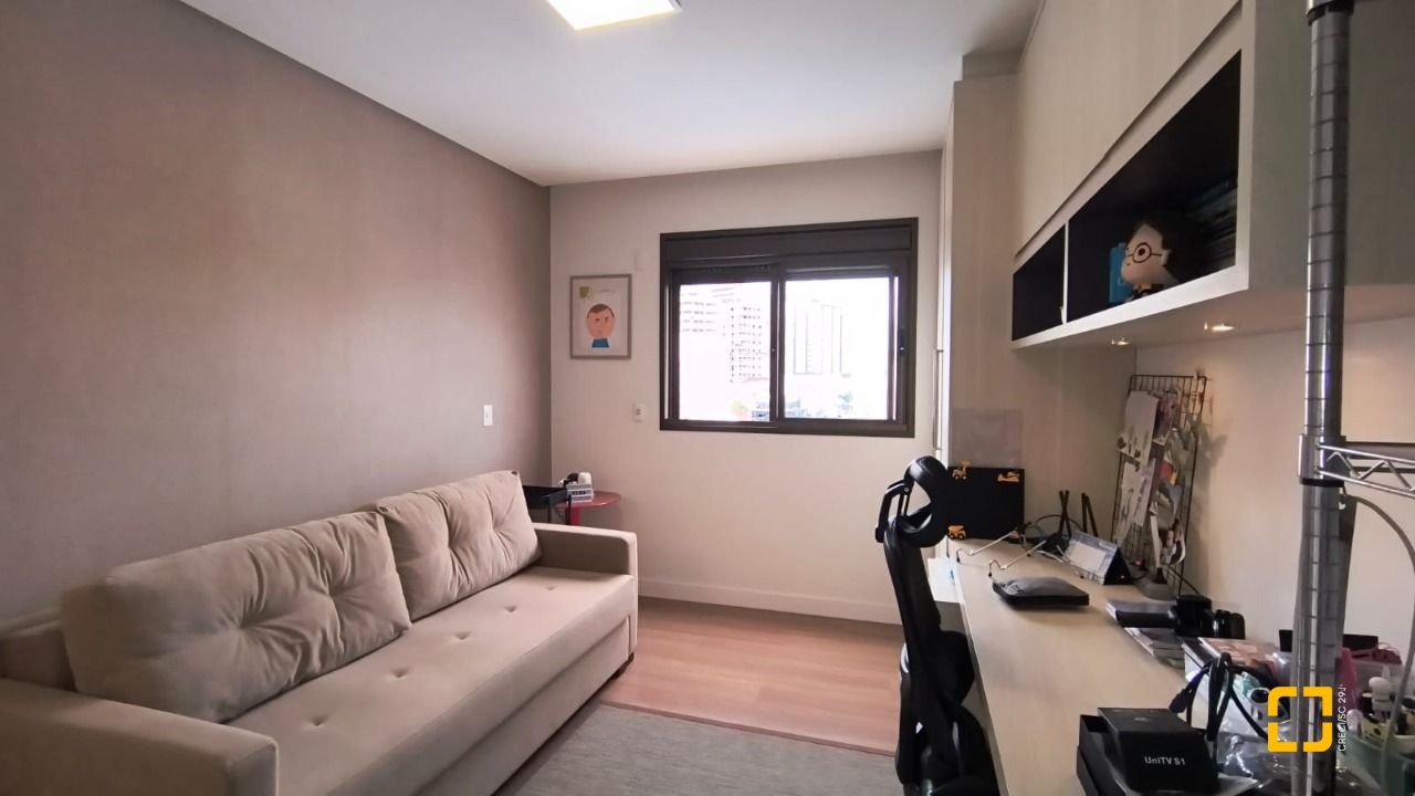 Apartamento com 146m², 6 quartos (sendo 3 suítes), 3 garagens, no bairro Balneário em Florianópolis
