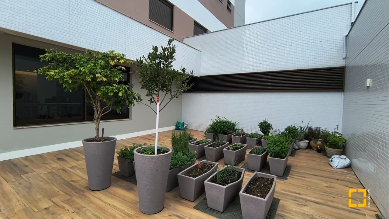 Apartamento com 146m², 6 quartos (sendo 3 suítes), 3 garagens, no bairro Balneário em Florianópolis