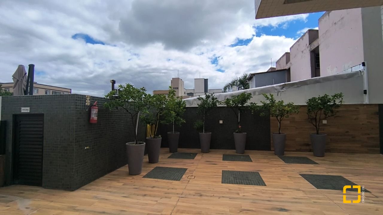 Apartamento com 146m², 6 quartos (sendo 3 suítes), 3 garagens, no bairro Balneário em Florianópolis