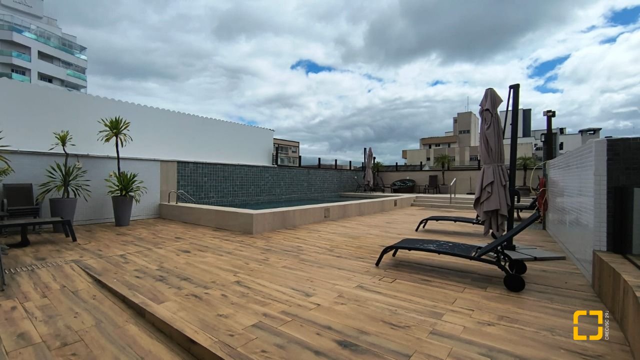 Apartamento com 146m², 6 quartos (sendo 3 suítes), 3 garagens, no bairro Balneário em Florianópolis