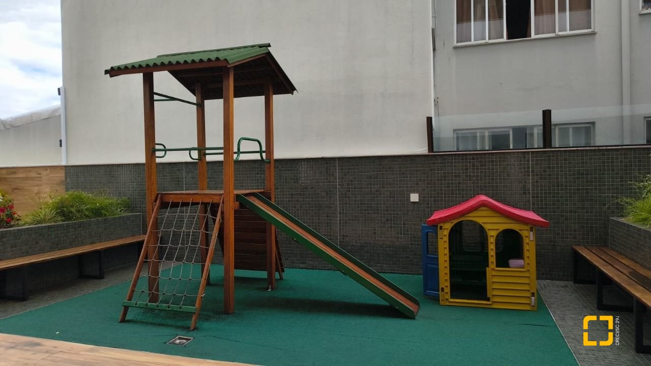 Apartamento com 146m², 6 quartos (sendo 3 suítes), 3 garagens, no bairro Balneário em Florianópolis