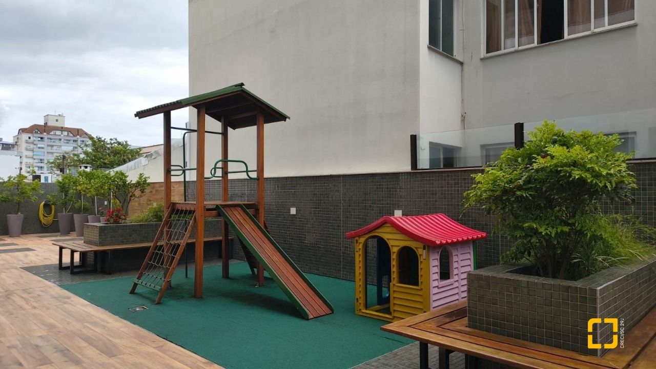 Apartamento com 146m², 6 quartos (sendo 3 suítes), 3 garagens, no bairro Balneário em Florianópolis