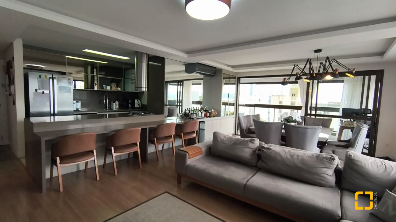 Apartamento com 146m², 6 quartos (sendo 3 suítes), 3 garagens, no bairro Balneário em Florianópolis