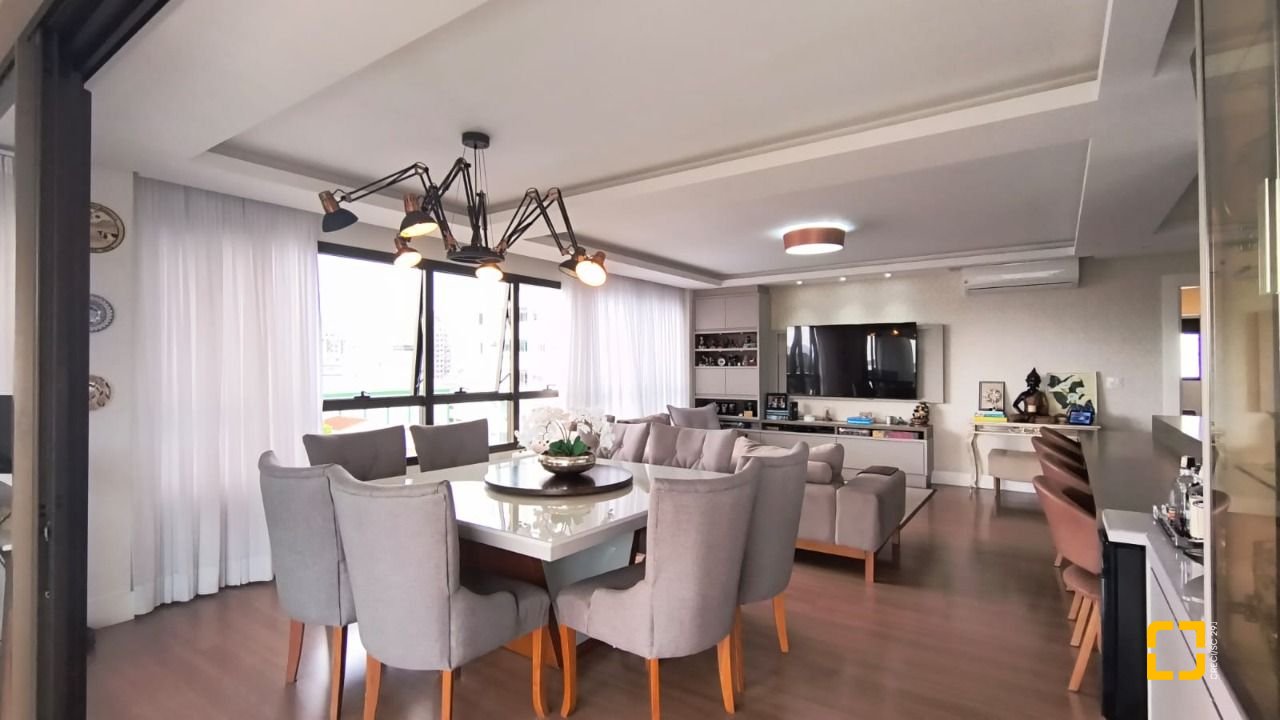 Apartamento com 146m², 6 quartos (sendo 3 suítes), 3 garagens, no bairro Balneário em Florianópolis