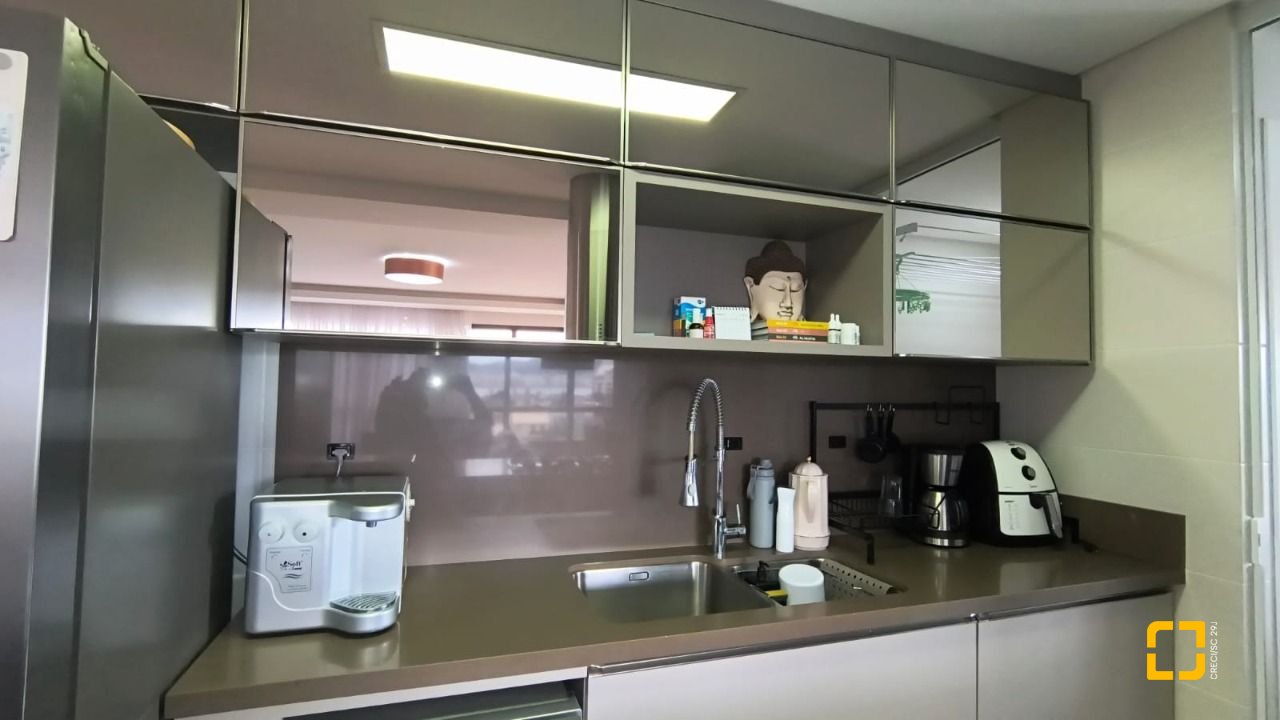 Apartamento com 146m², 6 quartos (sendo 3 suítes), 3 garagens, no bairro Balneário em Florianópolis