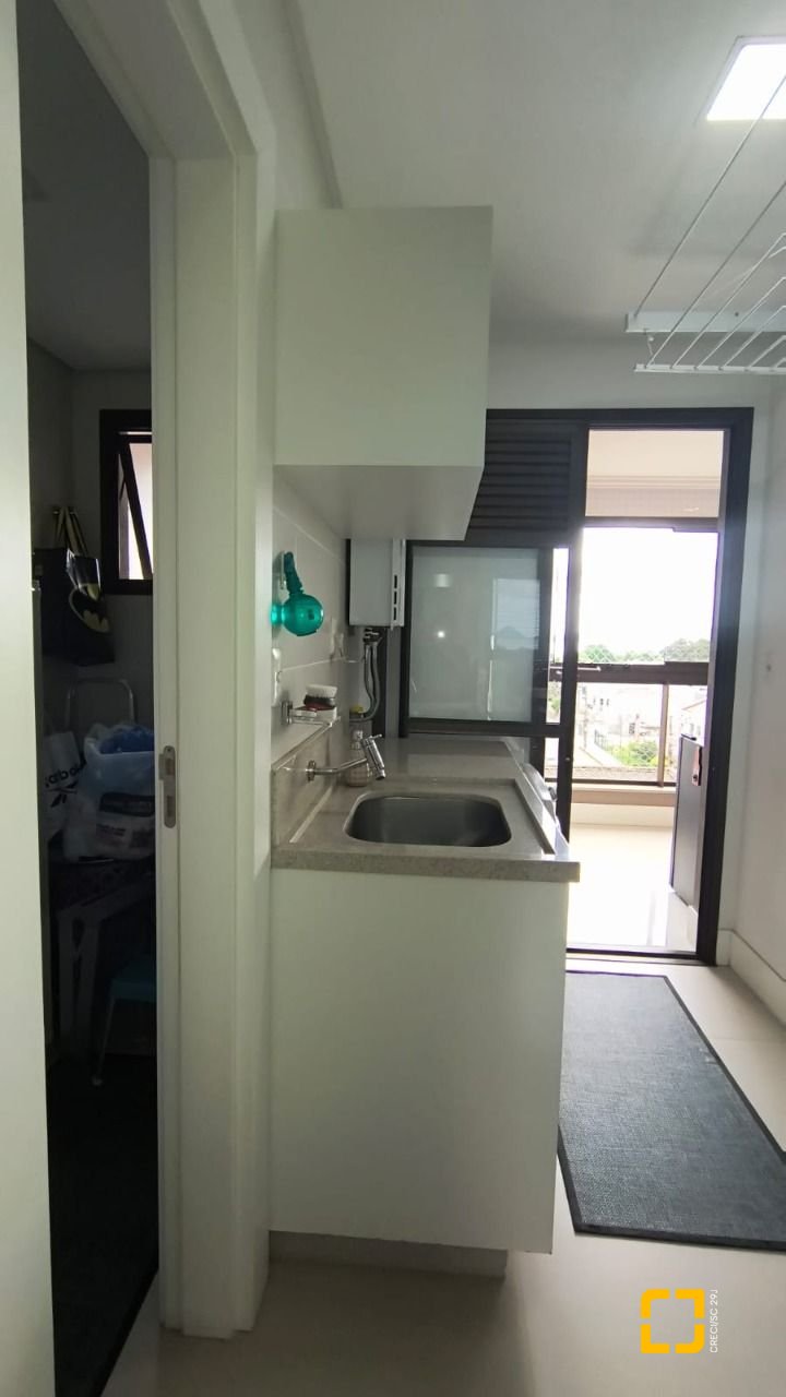 Apartamento com 146m², 6 quartos (sendo 3 suítes), 3 garagens, no bairro Balneário em Florianópolis