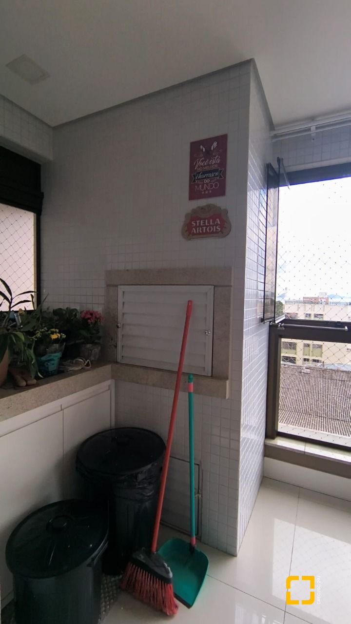 Apartamento com 146m², 6 quartos (sendo 3 suítes), 3 garagens, no bairro Balneário em Florianópolis