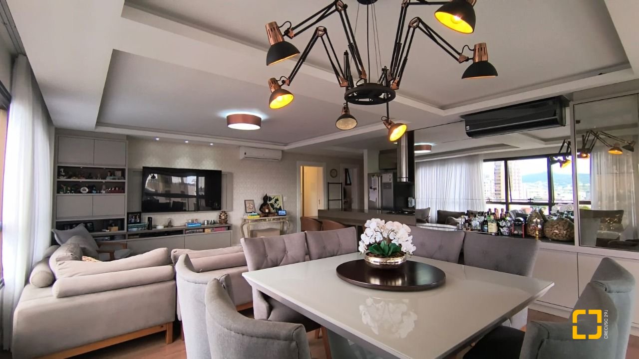 Apartamento com 146m², 6 quartos (sendo 3 suítes), 3 garagens, no bairro Balneário em Florianópolis