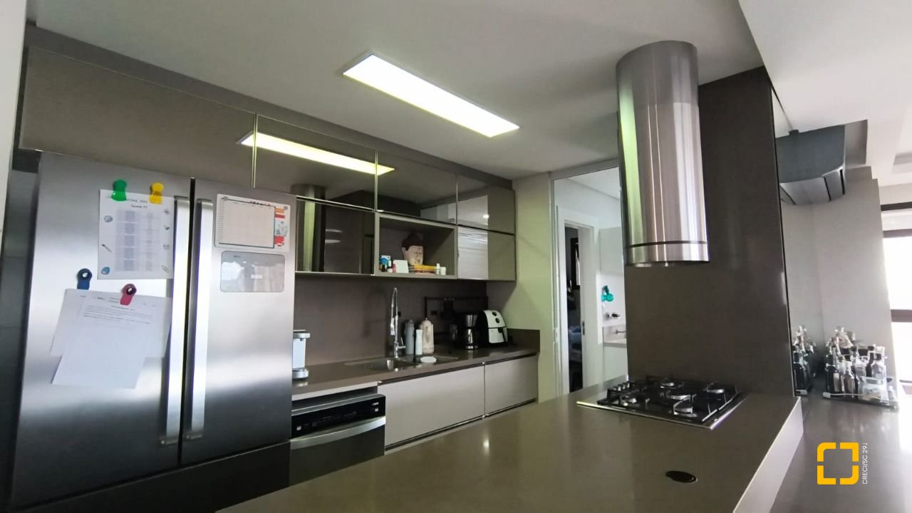 Apartamento com 146m², 6 quartos (sendo 3 suítes), 3 garagens, no bairro Balneário em Florianópolis