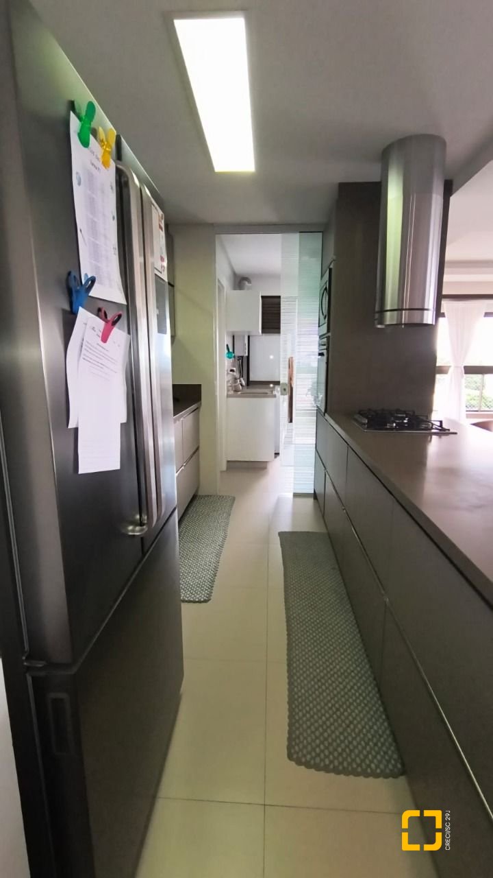 Apartamento com 146m², 6 quartos (sendo 3 suítes), 3 garagens, no bairro Balneário em Florianópolis