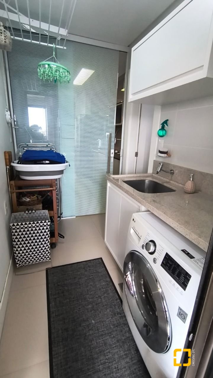 Apartamento com 146m², 6 quartos (sendo 3 suítes), 3 garagens, no bairro Balneário em Florianópolis