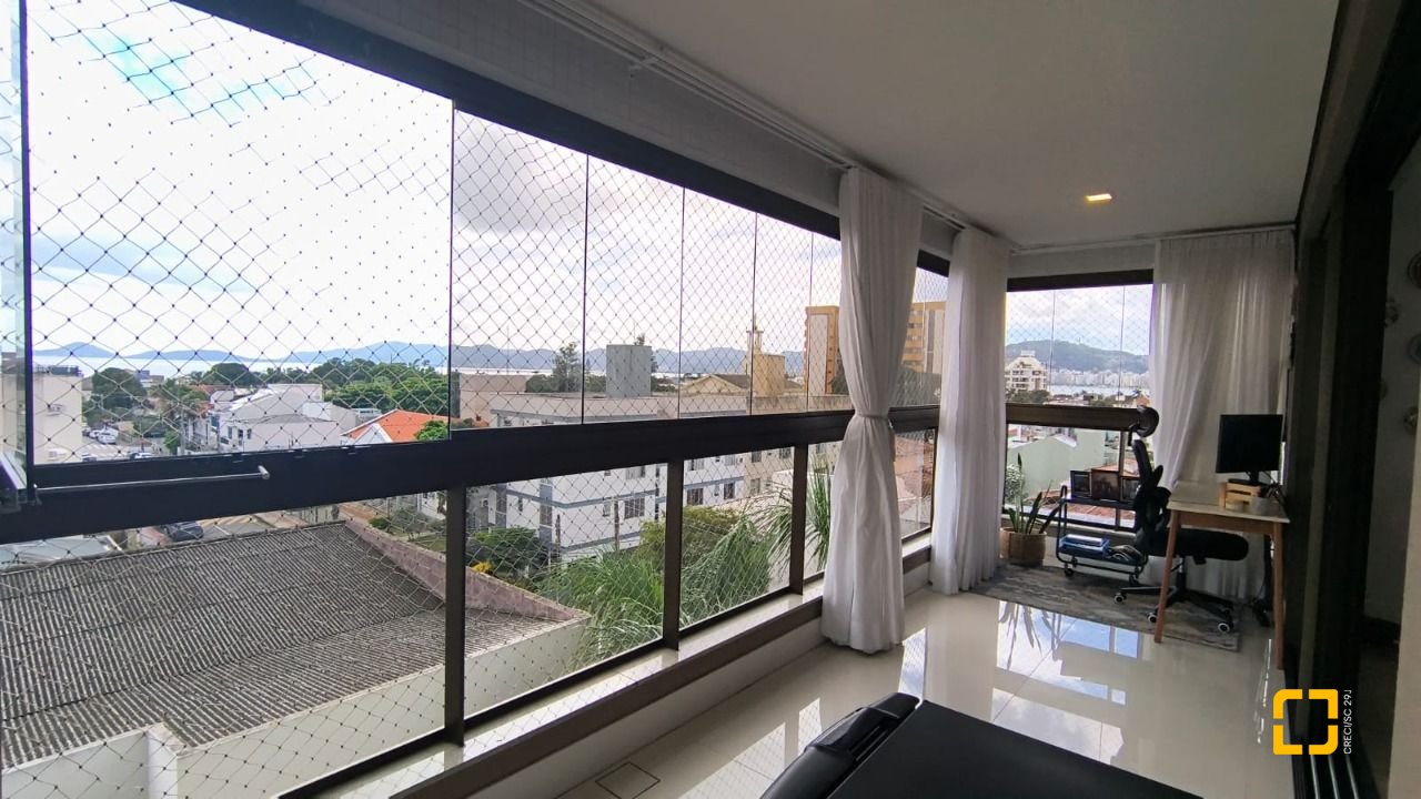 Apartamento com 146m², 6 quartos (sendo 3 suítes), 3 garagens, no bairro Balneário em Florianópolis