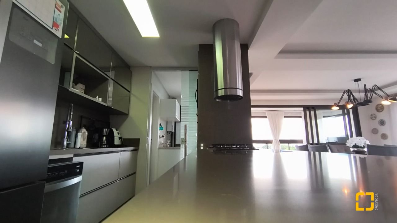 Apartamento com 146m², 6 quartos (sendo 3 suítes), 3 garagens, no bairro Balneário em Florianópolis
