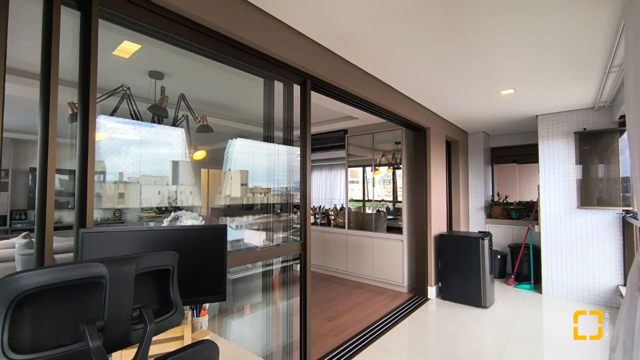 Apartamento com 146m², 6 quartos (sendo 3 suítes), 3 garagens, no bairro Balneário em Florianópolis