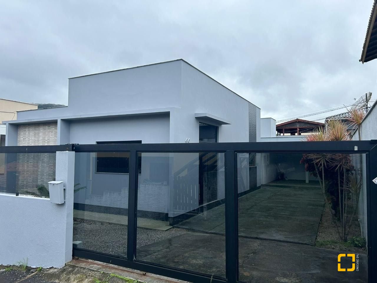 Casa com 110m², 3 quartos (sendo 1 suíte), 4 garagens, no bairro Rio Tavares em Florianópolis