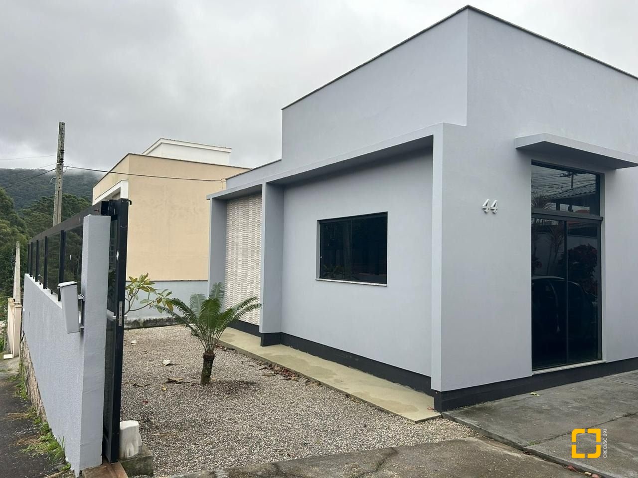 Casa com 110m², 3 quartos (sendo 1 suíte), 4 garagens, no bairro Rio Tavares em Florianópolis