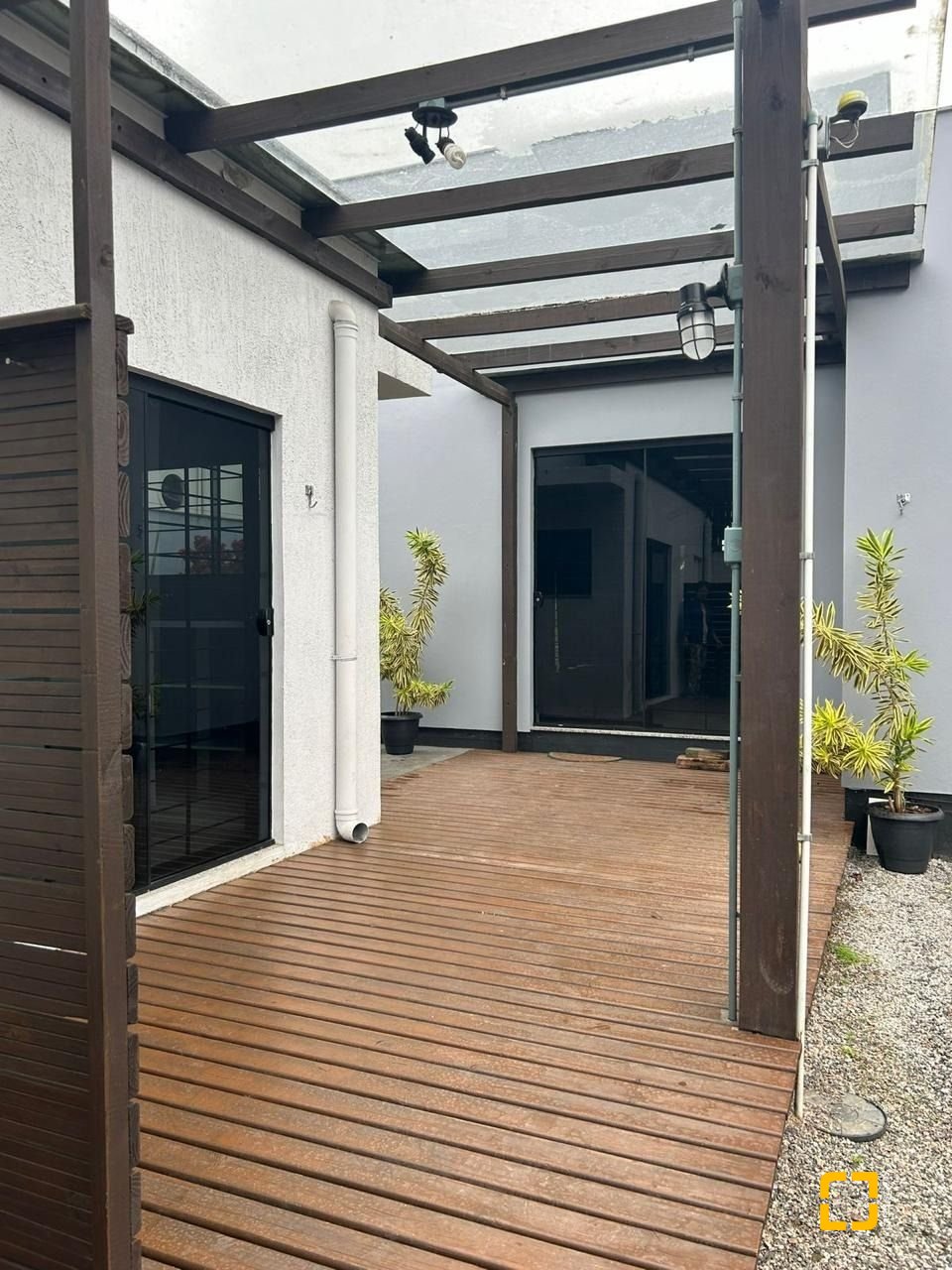 Casa com 110m², 3 quartos (sendo 1 suíte), 4 garagens, no bairro Rio Tavares em Florianópolis