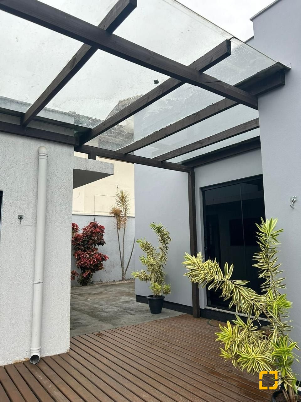 Casa com 110m², 3 quartos (sendo 1 suíte), 4 garagens, no bairro Rio Tavares em Florianópolis