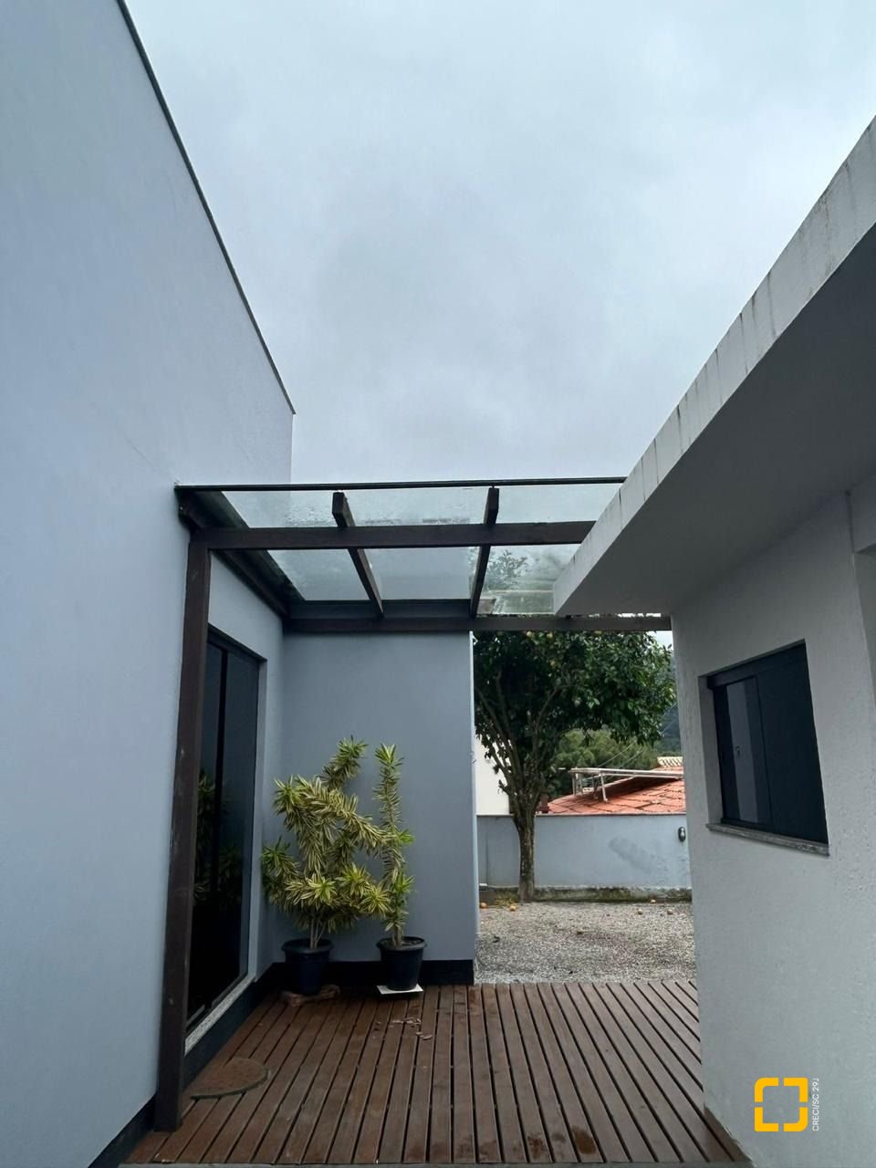 Casa com 110m², 3 quartos (sendo 1 suíte), 4 garagens, no bairro Rio Tavares em Florianópolis