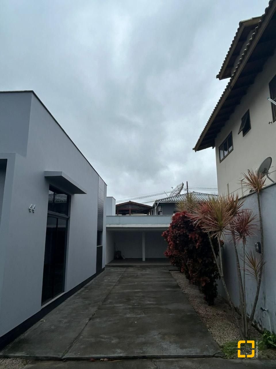 Casa com 110m², 3 quartos (sendo 1 suíte), 4 garagens, no bairro Rio Tavares em Florianópolis