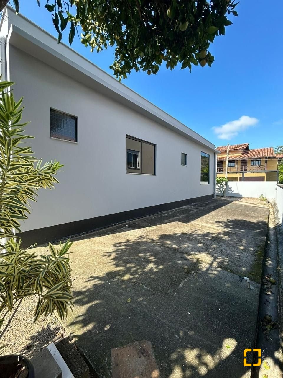 Casa com 110m², 3 quartos (sendo 1 suíte), 4 garagens, no bairro Rio Tavares em Florianópolis