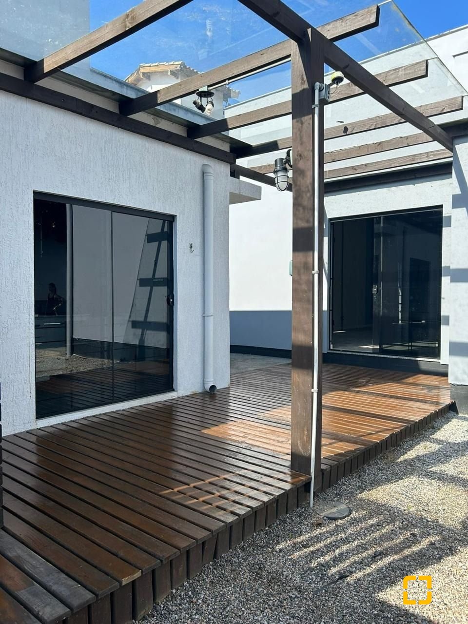 Casa com 110m², 3 quartos (sendo 1 suíte), 4 garagens, no bairro Rio Tavares em Florianópolis
