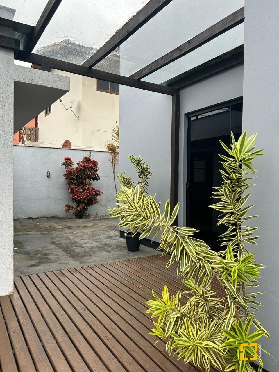 Casa com 110m², 3 quartos (sendo 1 suíte), 4 garagens, no bairro Rio Tavares em Florianópolis