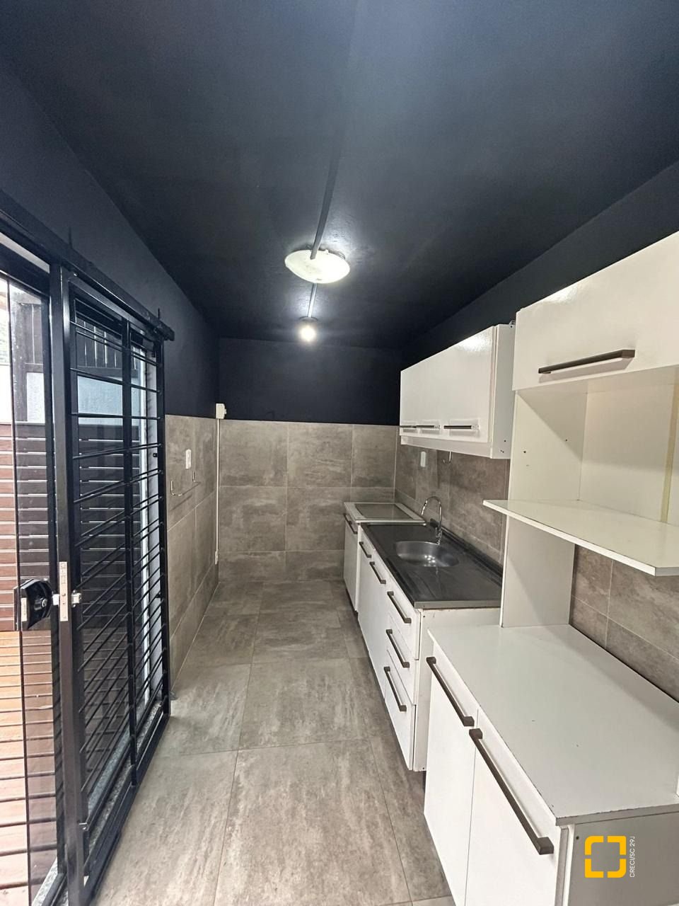 Casa com 110m², 3 quartos (sendo 1 suíte), 4 garagens, no bairro Rio Tavares em Florianópolis