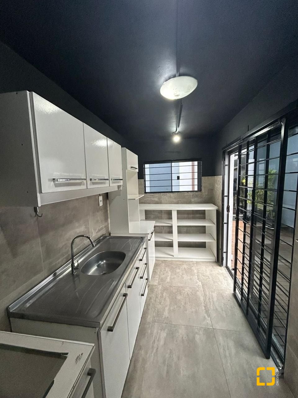 Casa com 110m², 3 quartos (sendo 1 suíte), 4 garagens, no bairro Rio Tavares em Florianópolis