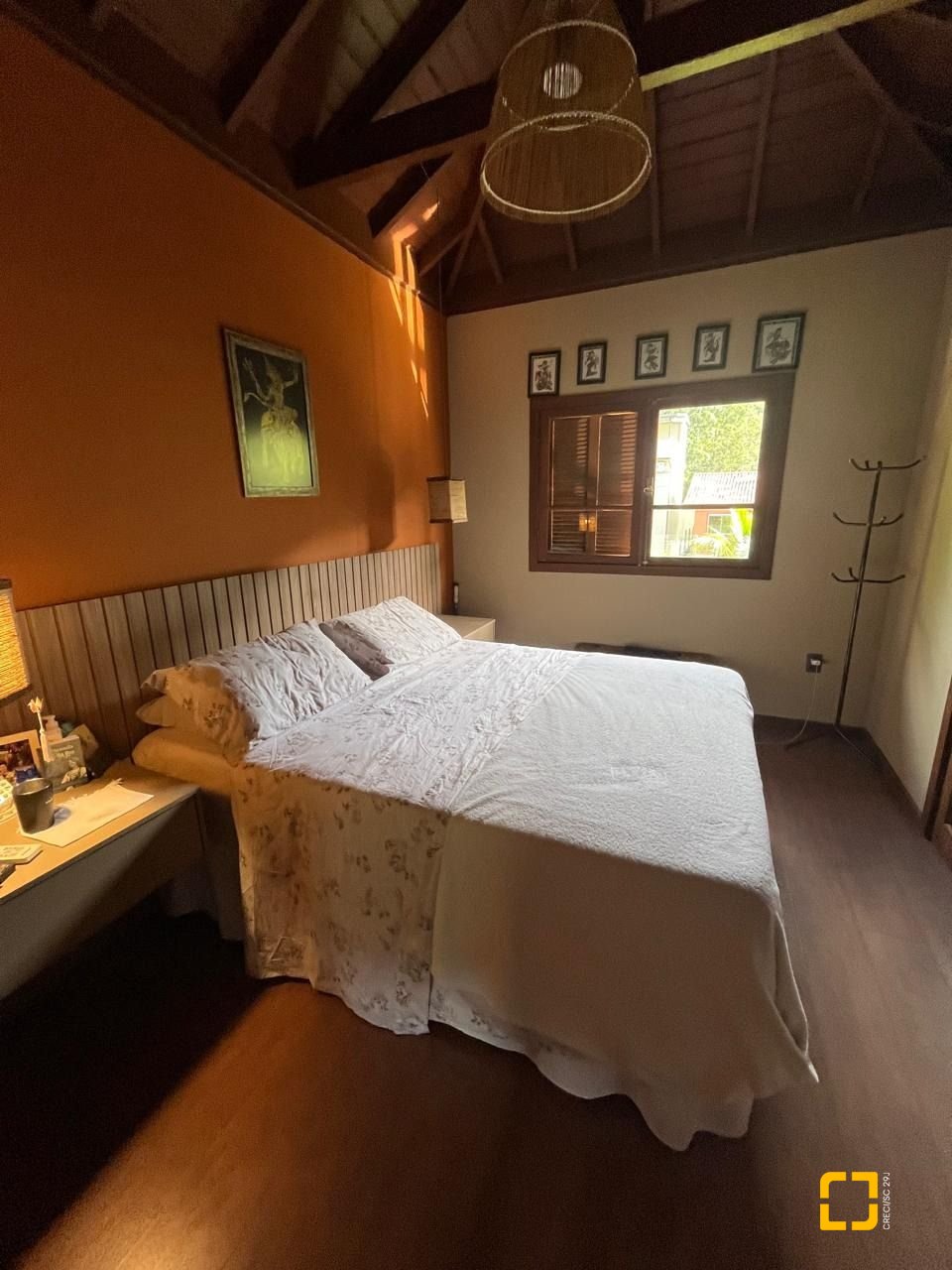 Casa com 250m², 3 quartos (sendo 2 suítes), 2 garagens, no bairro Açores em Florianópolis