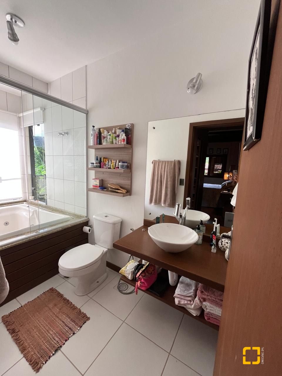 Casa com 250m², 3 quartos (sendo 2 suítes), 2 garagens, no bairro Açores em Florianópolis