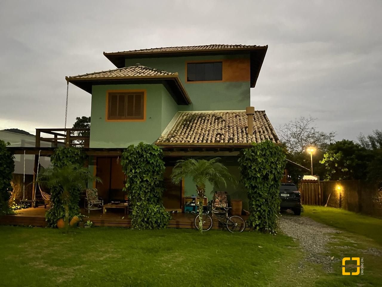 Casa com 250m², 3 quartos (sendo 2 suítes), 2 garagens, no bairro Açores em Florianópolis