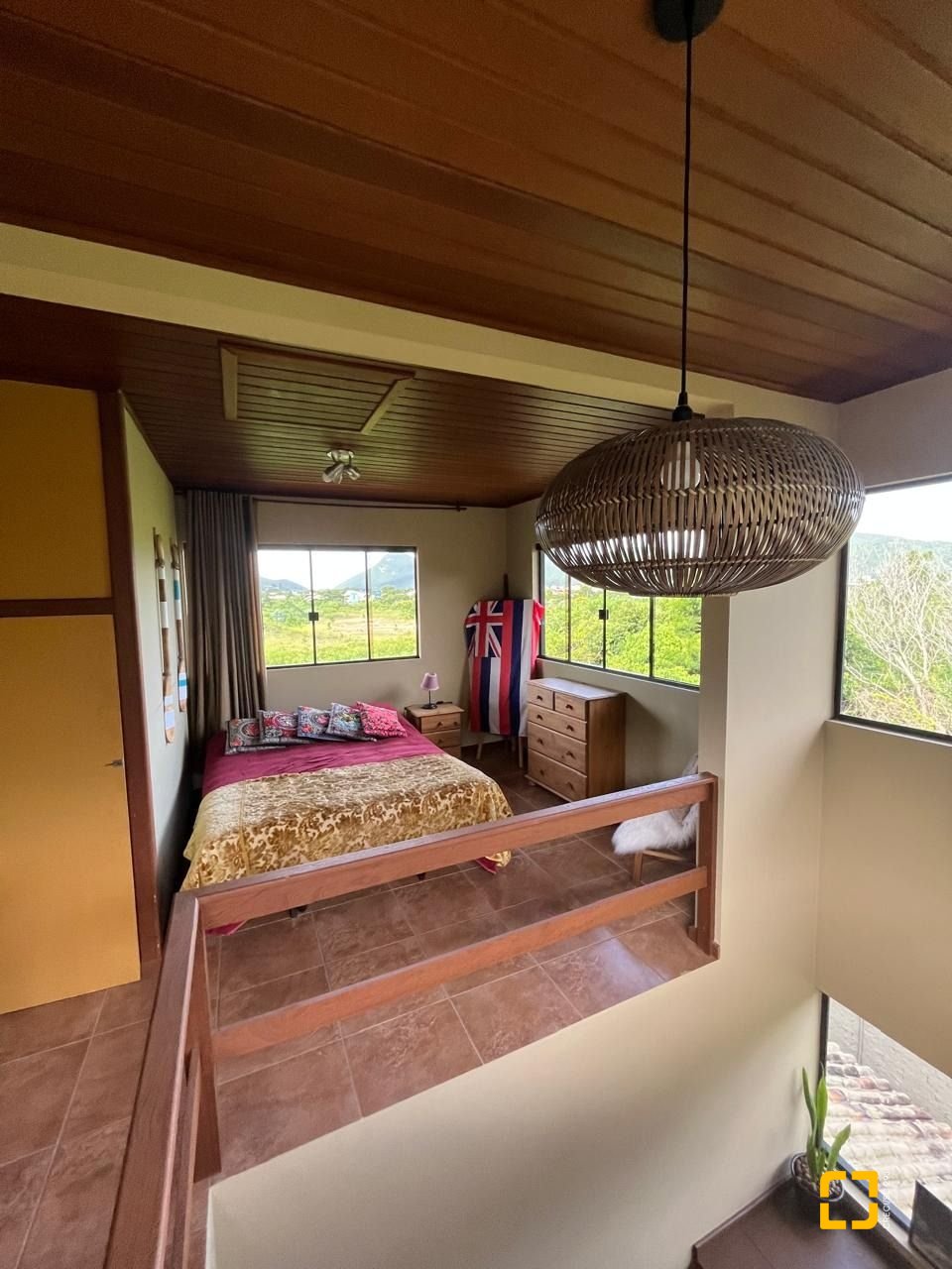 Casa com 250m², 3 quartos (sendo 2 suítes), 2 garagens, no bairro Açores em Florianópolis