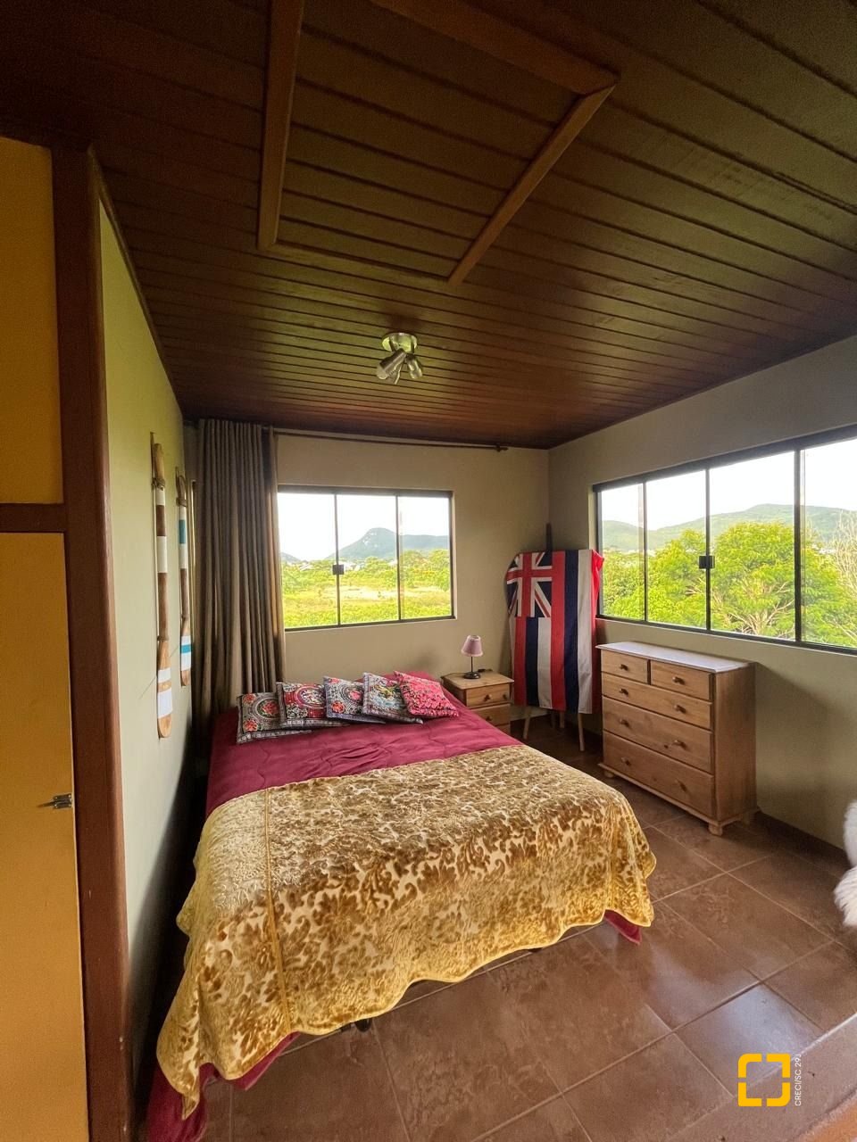 Casa com 250m², 3 quartos (sendo 2 suítes), 2 garagens, no bairro Açores em Florianópolis