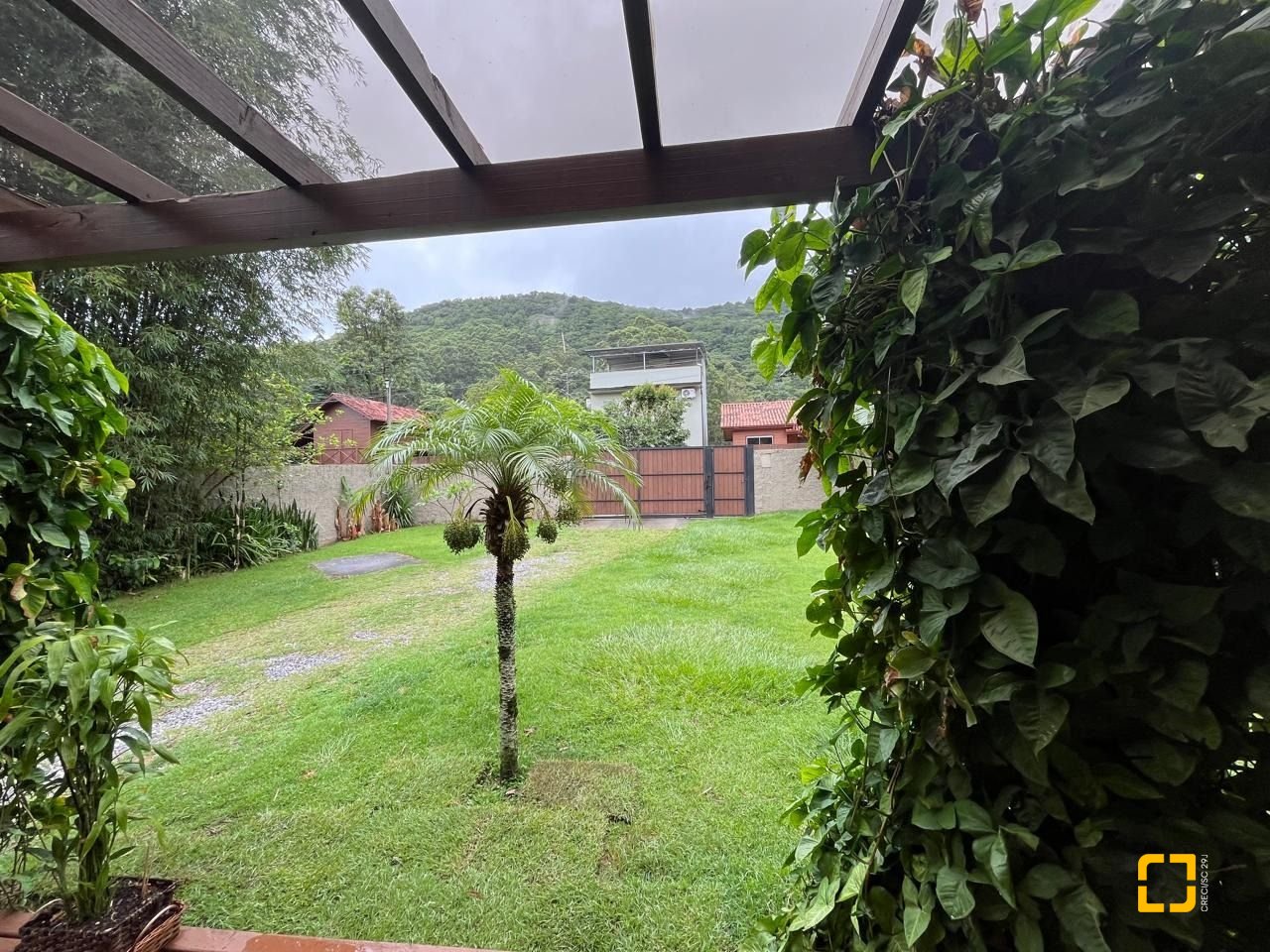 Casa com 250m², 3 quartos (sendo 2 suítes), 2 garagens, no bairro Açores em Florianópolis