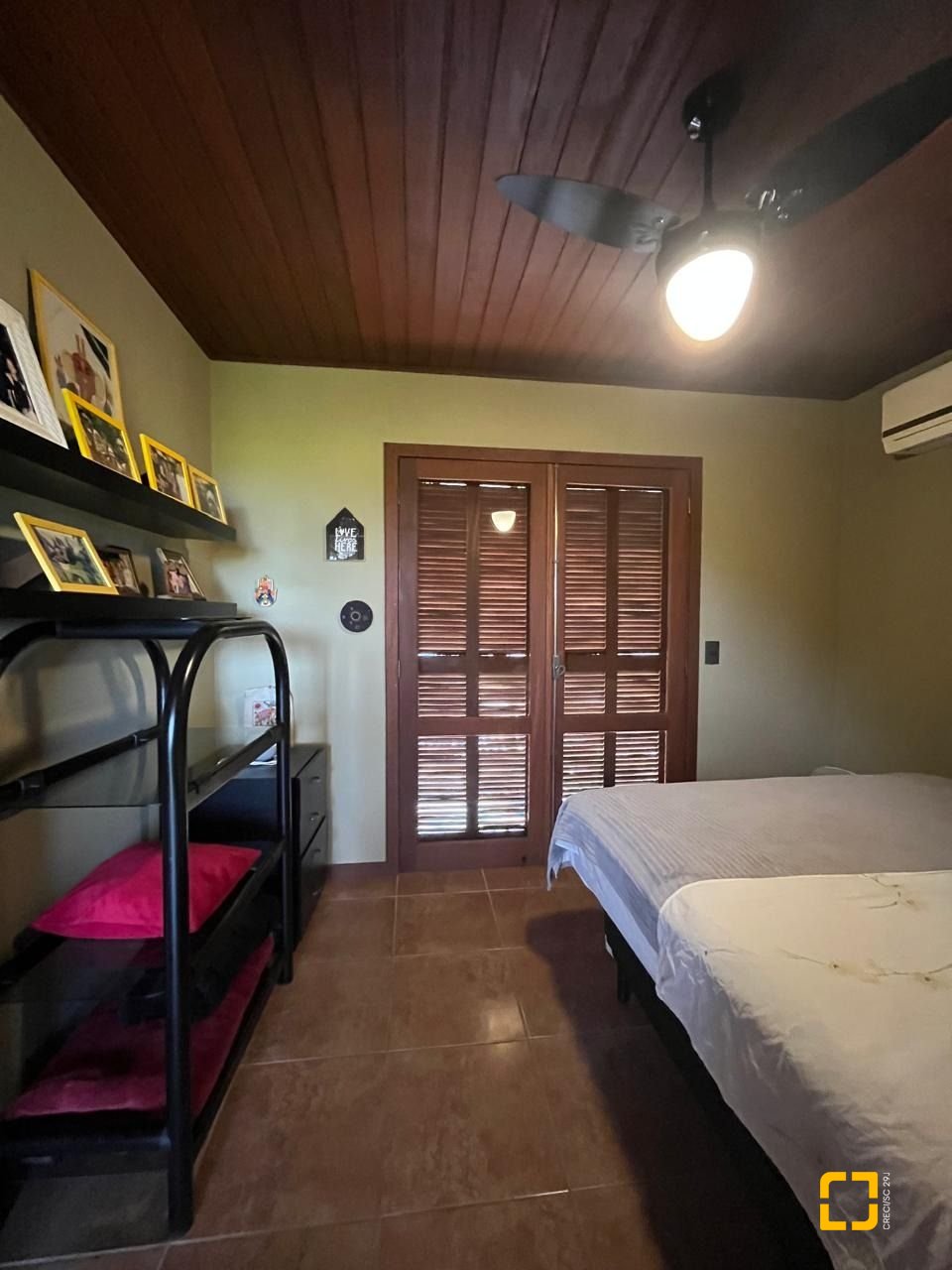 Casa com 250m², 3 quartos (sendo 2 suítes), 2 garagens, no bairro Açores em Florianópolis