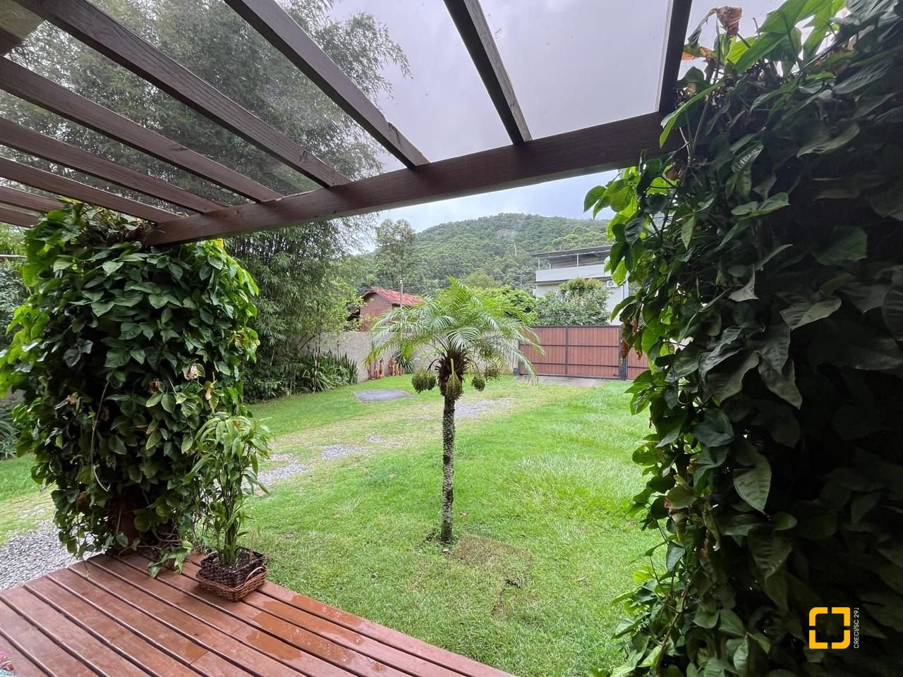 Casa com 250m², 3 quartos (sendo 2 suítes), 2 garagens, no bairro Açores em Florianópolis