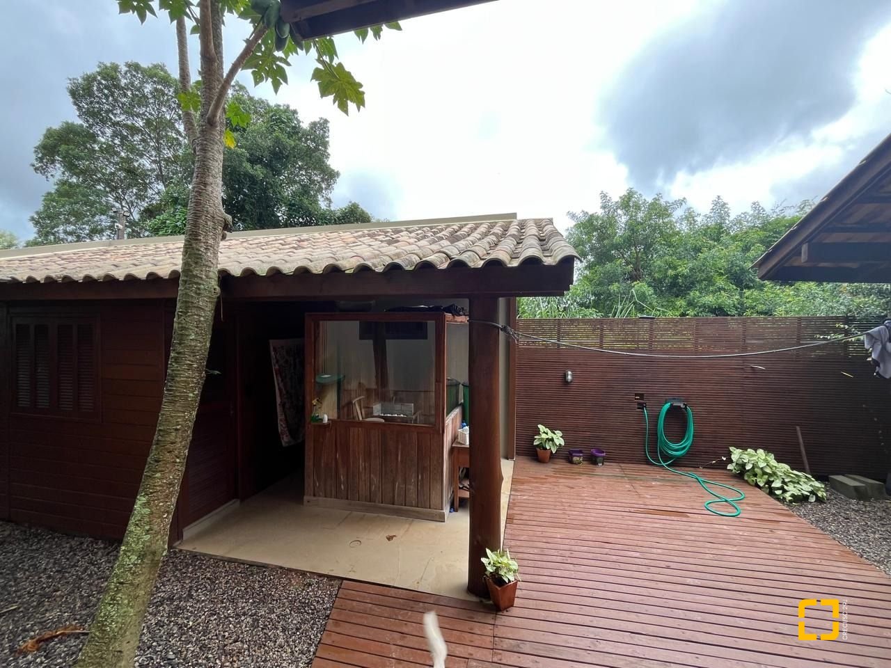 Casa com 250m², 3 quartos (sendo 2 suítes), 2 garagens, no bairro Açores em Florianópolis