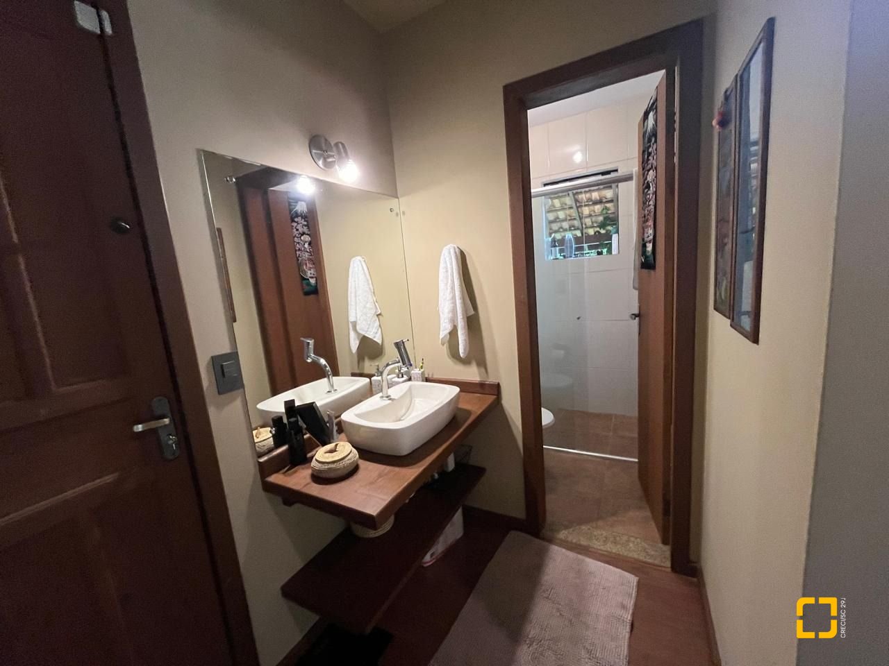 Casa com 250m², 3 quartos (sendo 2 suítes), 2 garagens, no bairro Açores em Florianópolis