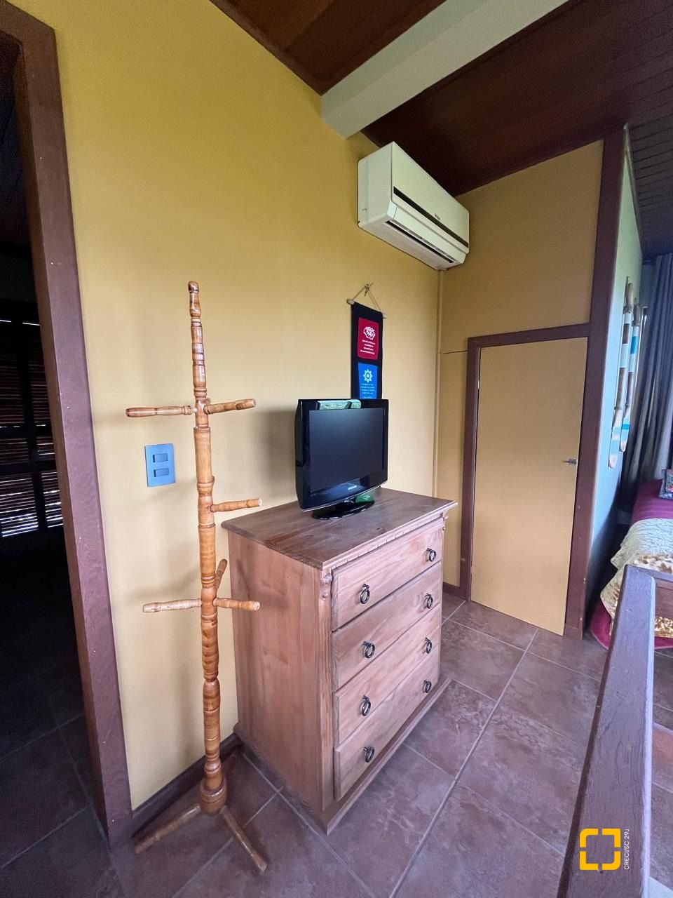 Casa com 250m², 3 quartos (sendo 2 suítes), 2 garagens, no bairro Açores em Florianópolis