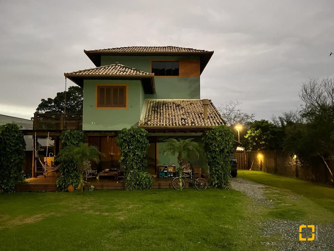 Casa com 250m², 3 quartos (sendo 2 suítes), 2 garagens, no bairro Açores em Florianópolis